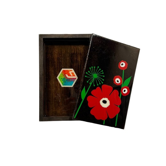 Lacquered Top Box Featuring Poppies with an Unusual Emblem Inside - Picture 2 of 3